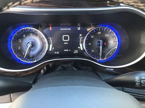 Used 2023 Chrysler Pacifica Limited FWD image 21