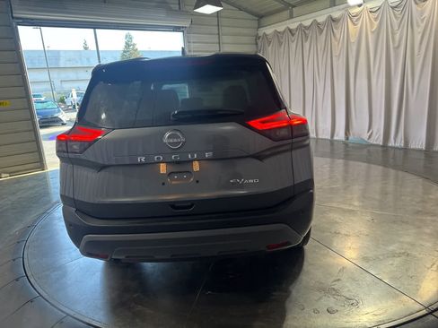 Used 2023 Nissan Rogue SV image 6