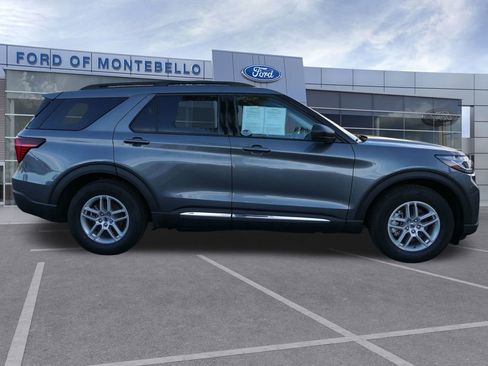Used 2025 Ford Explorer Active w/ Active Comfort Package image 2