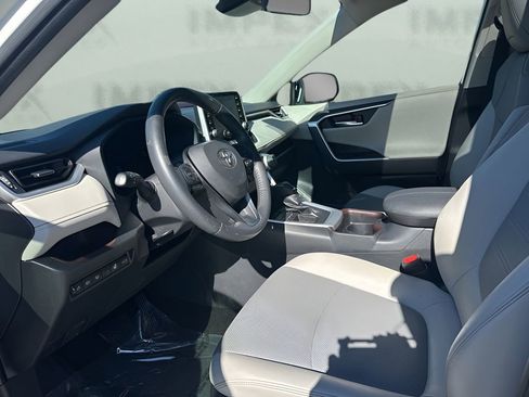 Used 2019 Toyota RAV4 Limited image 9