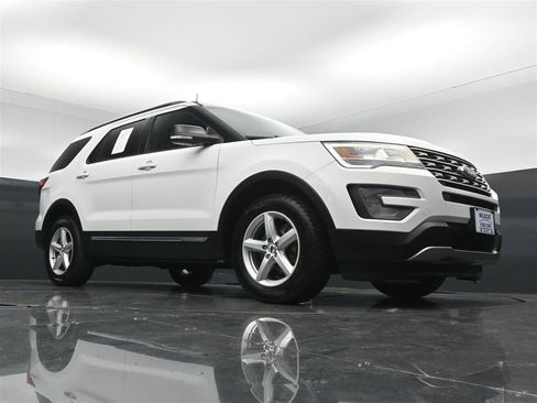 Used 2017 Ford Explorer XLT w/ Equipment Group 201A AWD/4WD image 29