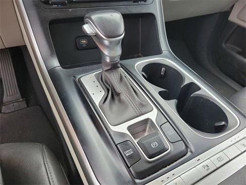 Used 2022 Kia Carnival LX image 24