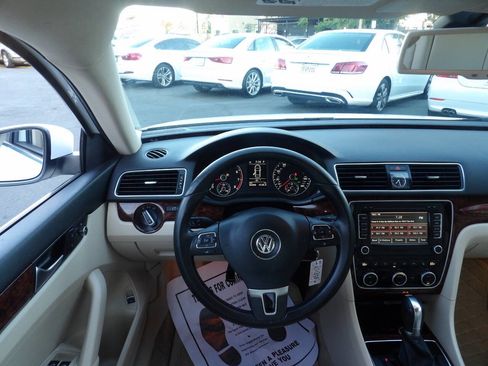 Used 2012 Volkswagen Passat 2.5 SEL Premium image 5