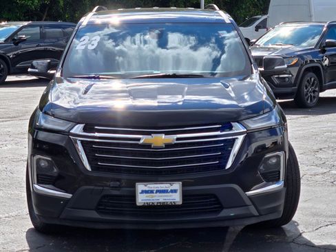 Used 2023 Chevrolet Traverse LT image 3