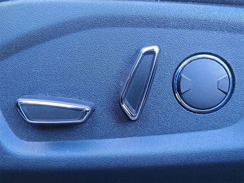 Used 2018 Ford Explorer XLT image 18