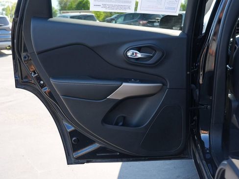 Used 2018 Jeep Cherokee Latitude w/ Safety Group AWD/4WD image 19