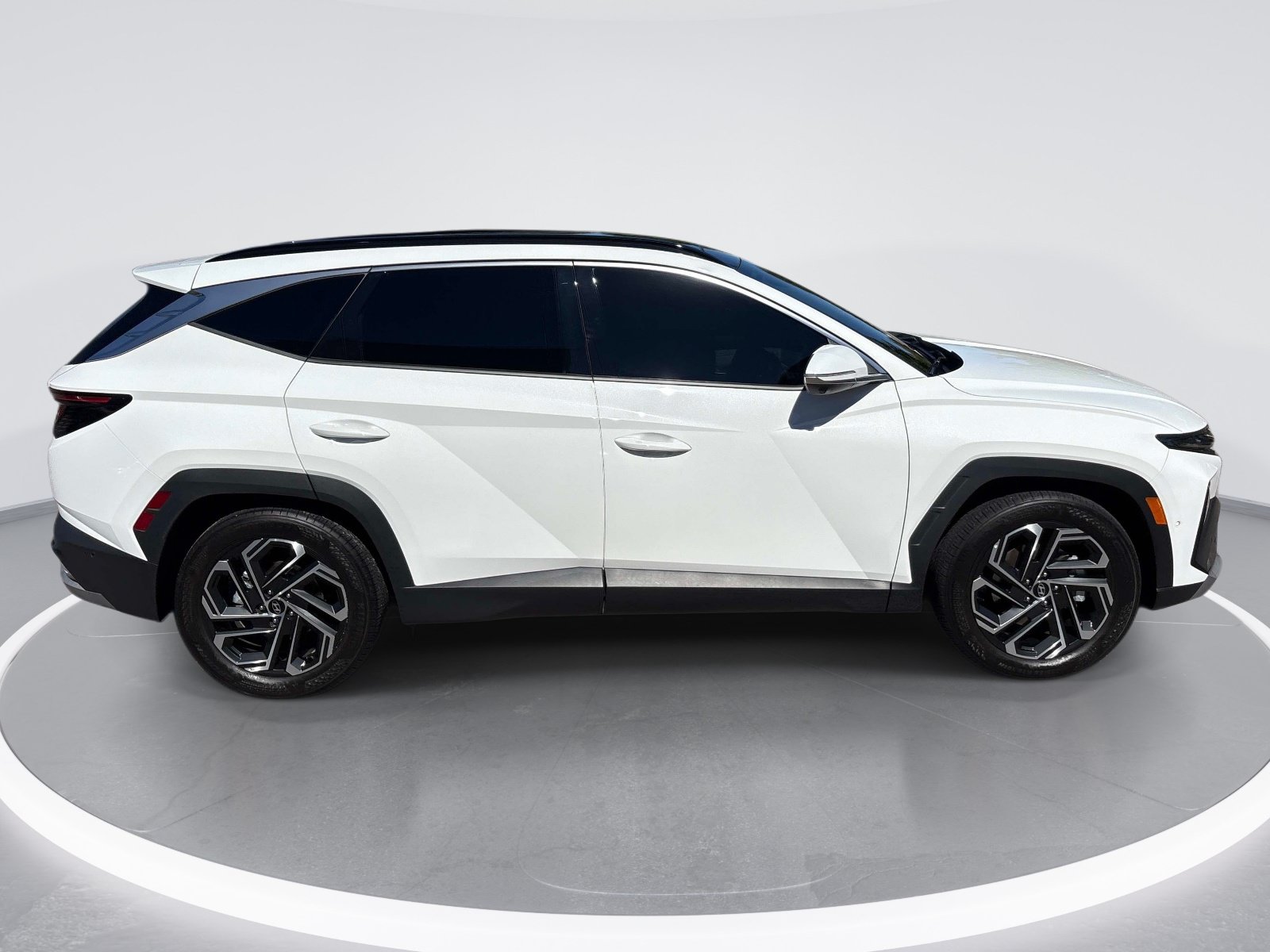 Used 2025 Hyundai Tucson Limited FWD image 9