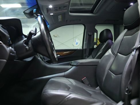 Used 2017 Cadillac Escalade Luxury image 24