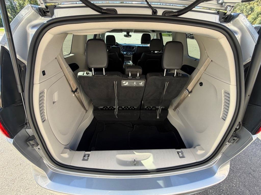 Used 2019 Chrysler Pacifica Touring-L FWD image 16