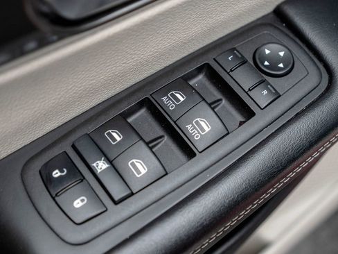 Used 2023 Chrysler Pacifica Touring-L FWD image 19