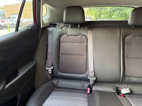 Used 2025 Chevrolet Trax LT FWD image 38