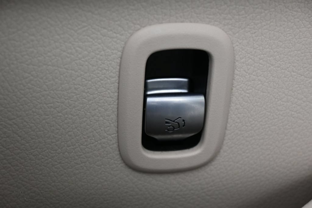 Used 2025 Mercedes-Benz C 300 Sedan image 17