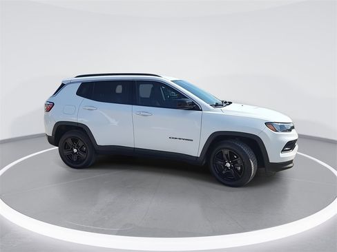 Used 2022 Jeep Compass Latitude image 9