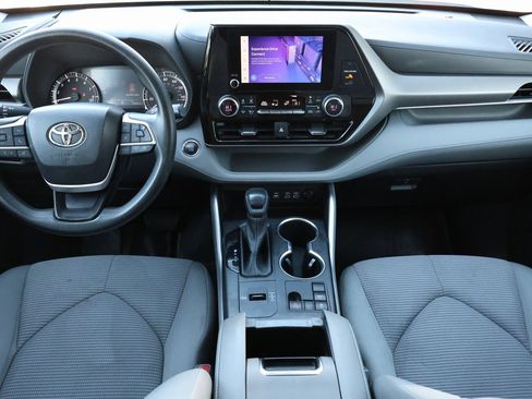 Used 2023 Toyota Highlander L image 2
