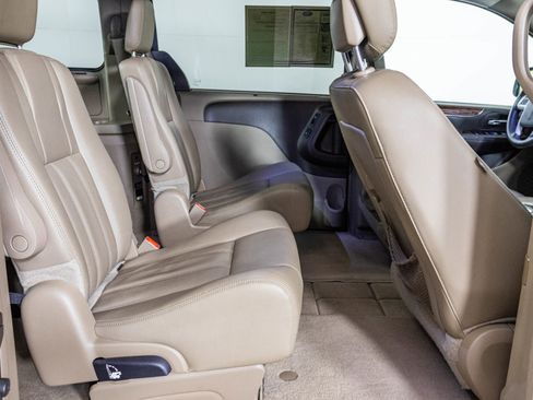 Used 2016 Chrysler Town & Country Touring-L w/ Driver Convenience Group image 46