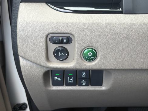 Certified 2018 Honda Pilot Touring image 14