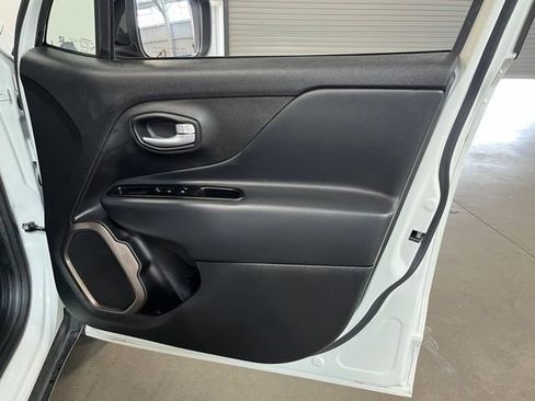 Used 2023 Jeep Renegade Latitude AWD/4WD image 12
