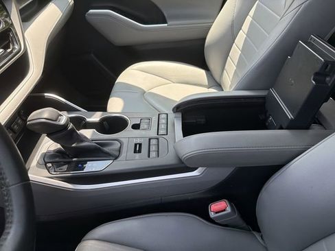 Used 2021 Toyota Highlander XLE AWD/4WD image 27