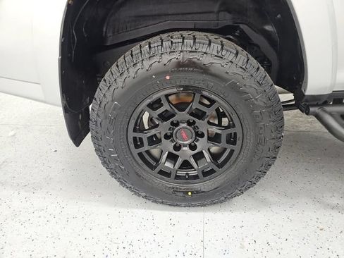 Used 2018 Toyota 4Runner SR5 AWD/4WD image 7
