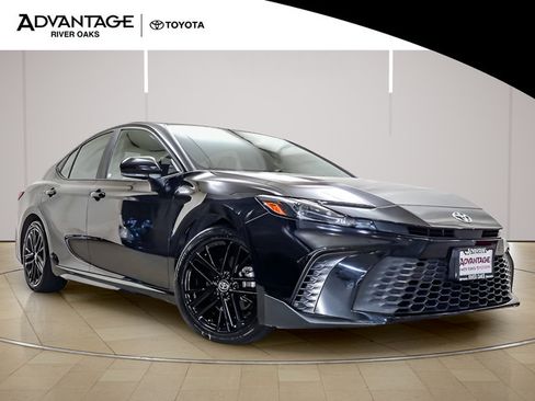 Used 2025 Toyota Camry SE FWD image 2
