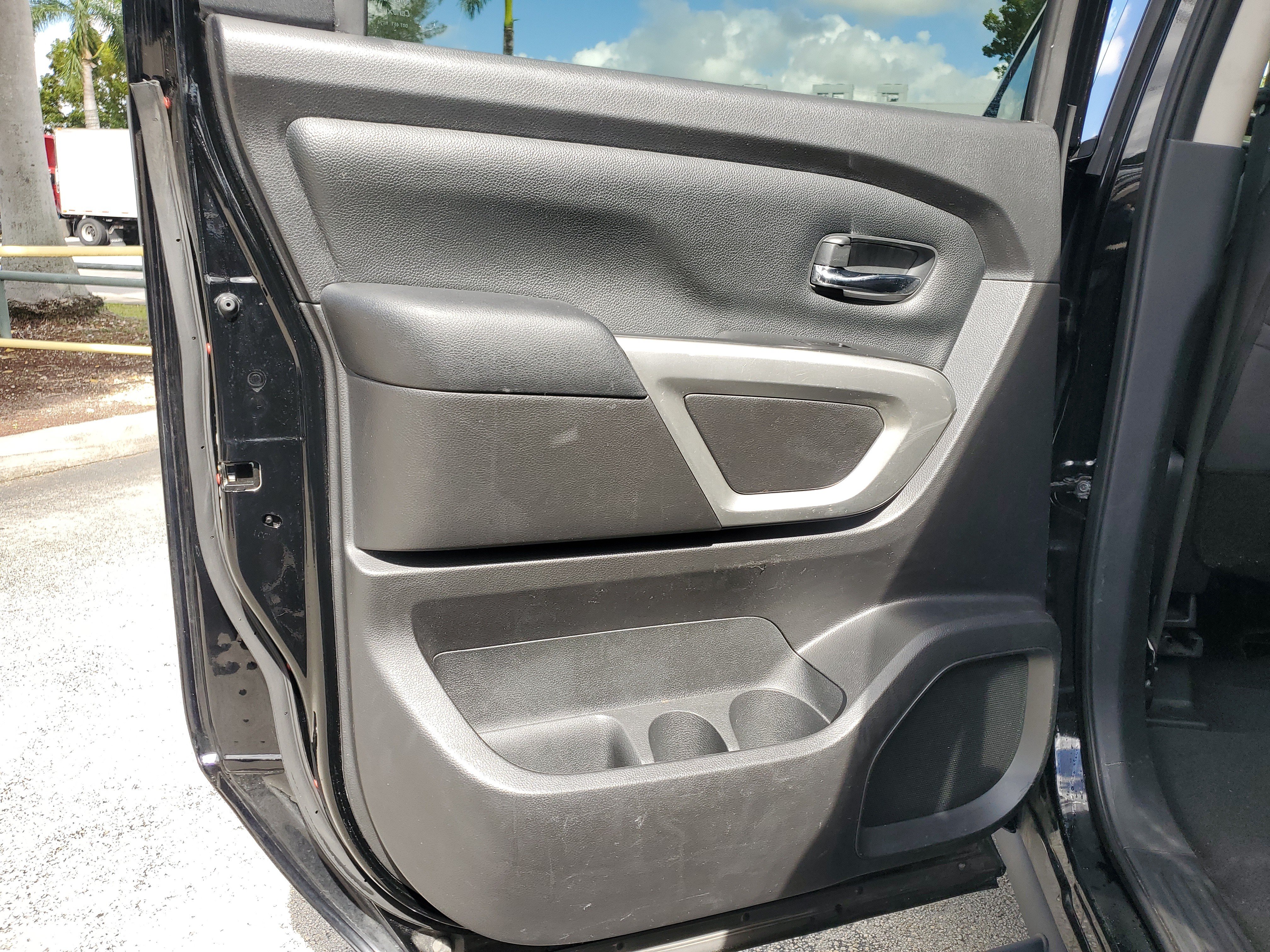 Used 2021 Nissan Titan SV w/ SV Convenience Package RWD image 11