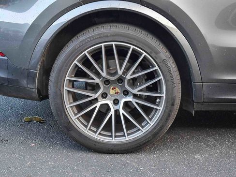 Used 2022 Porsche Cayenne Coupe image 11