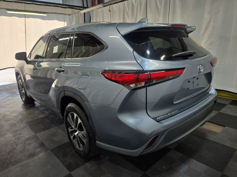 Used 2020 Toyota Highlander XLE FWD image 2