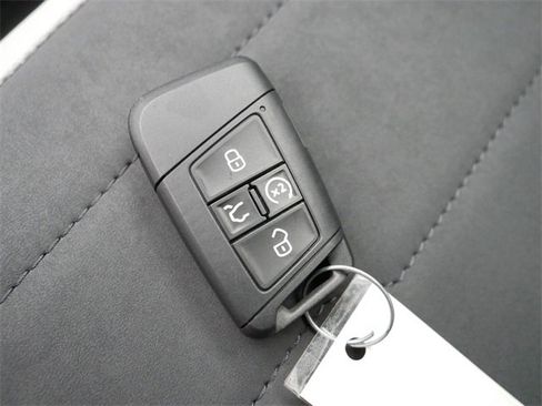 Certified 2025 Volkswagen Taos SE image 37