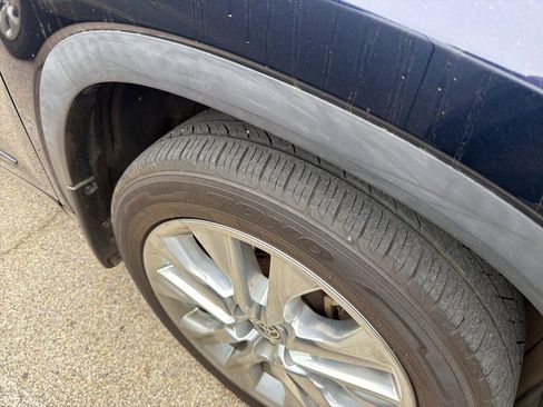 Used 2023 Toyota Highlander Limited image 4