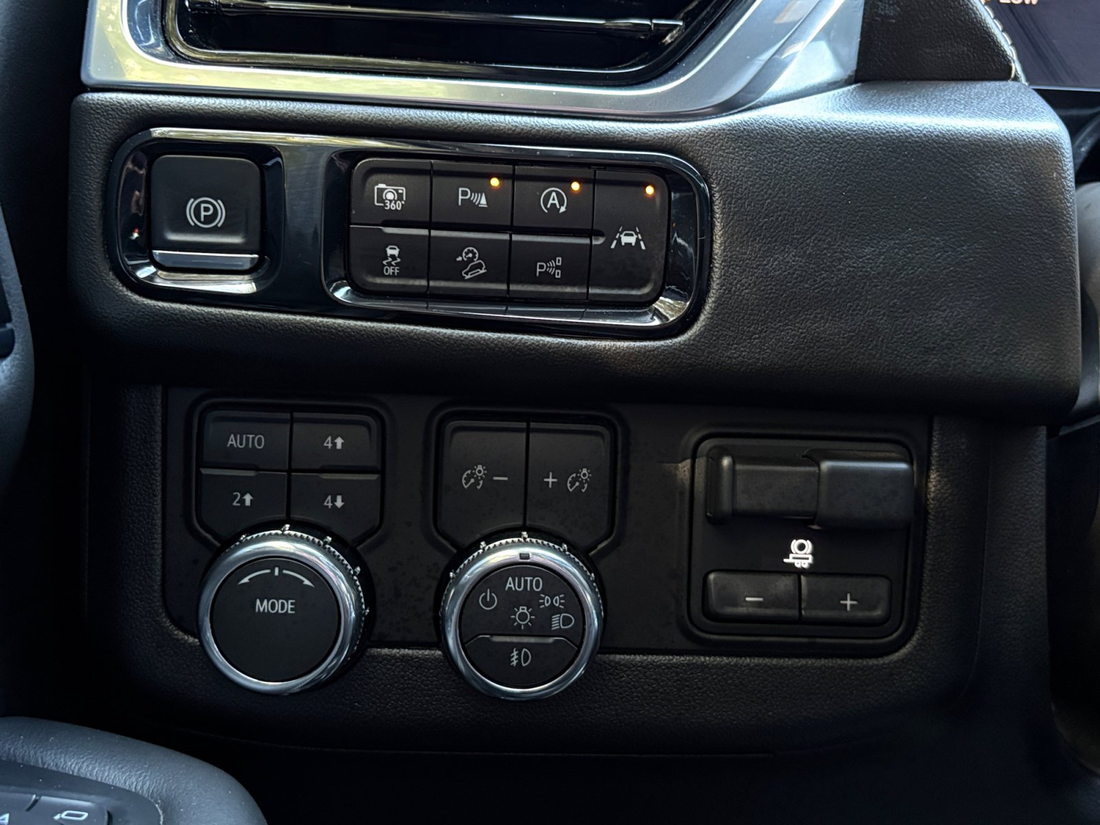 Used 2026 GMC Yukon Elevation w/ Elevation Premium Package AWD/4WD image 28