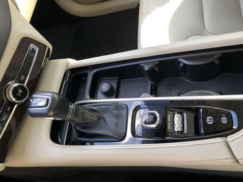 Used 2019 Volvo XC90 T5 Momentum w/ Protection Package Premier FWD image 28
