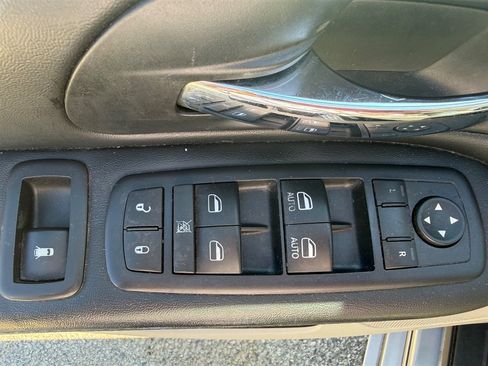 Used 2016 Dodge Grand Caravan SXT w/ UConnect Hands-Free Group FWD image 30