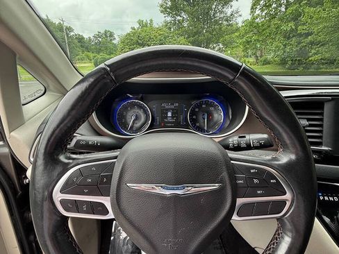 Used 2019 Chrysler Pacifica Touring-L FWD image 8