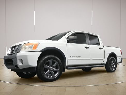 Used 2015 Nissan Titan SV w/ SV Value Truck Package RWD image 16