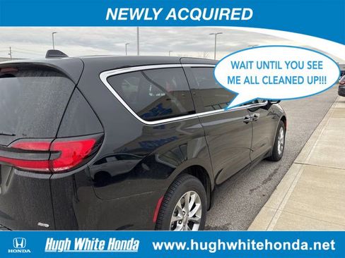 Used 2024 Chrysler Pacifica Touring-L image 7