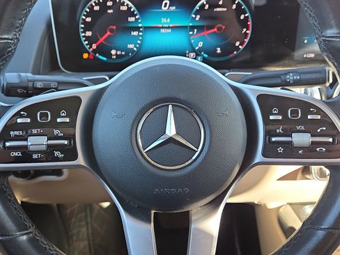 Used 2021 Mercedes-Benz GLB 250 w/ Premium Package image 16