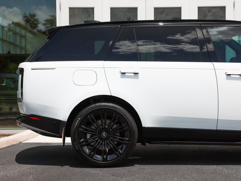 Used 2025 Land Rover Range Rover Long Wheelbase SE AWD/4WD image 17