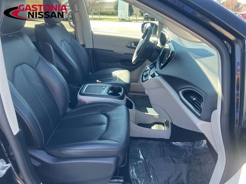 Used 2024 Chrysler Pacifica Touring-L FWD image 27