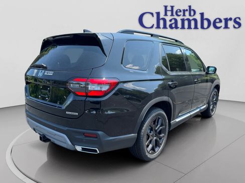 New 2025 Honda Pilot Touring image 3