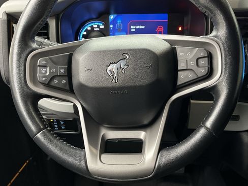 Used 2023 Ford Bronco Badlands image 15