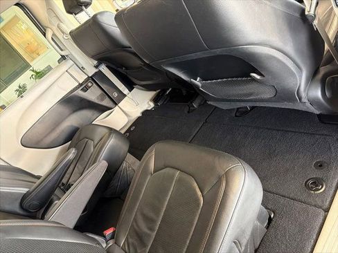 Used 2020 Chrysler Pacifica Touring-L FWD image 13