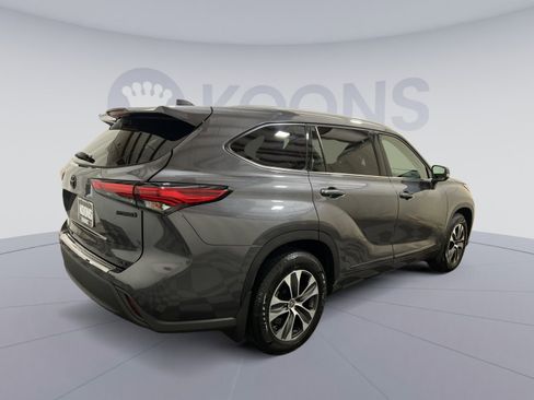 Used 2022 Toyota Highlander XLE w/ Protection Package #3 (TMS) AWD/4WD image 11