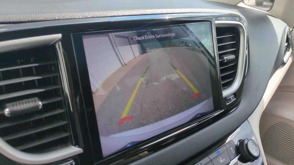 Used 2024 Chrysler Pacifica Touring-L FWD image 16