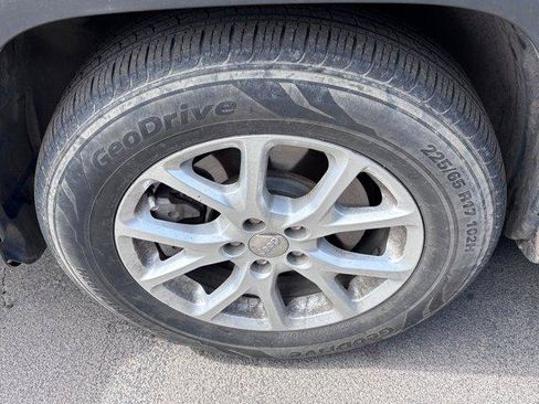 Used 2018 Jeep Cherokee Latitude Plus w/ Comfort/Convenience Group FWD image 6