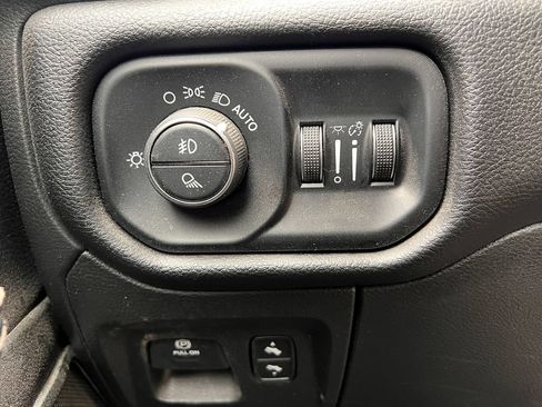 Used 2019 RAM 1500 Laramie AWD/4WD image 17