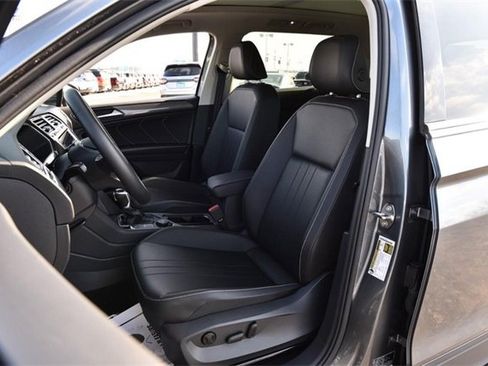 Certified 2023 Volkswagen Tiguan SE w/ Panoramic Sunroof Package image 19