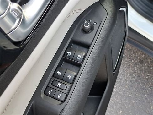 Used 2025 Jeep Compass Limited image 21