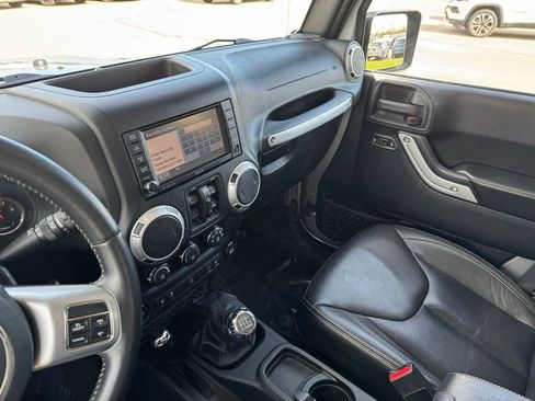 Used 2015 Jeep Wrangler Unlimited Rubicon AWD/4WD image 18