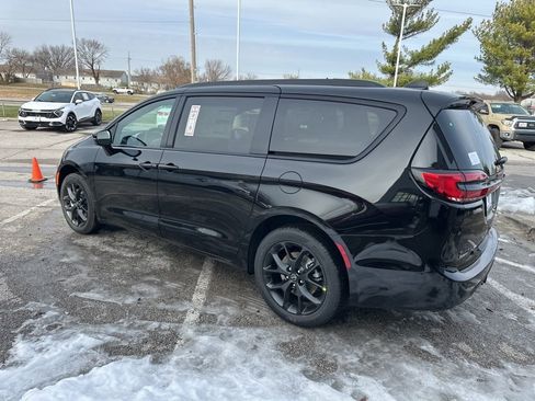 New 2026 Chrysler Pacifica Limited w/ Uconnect Theater Family Group image 23