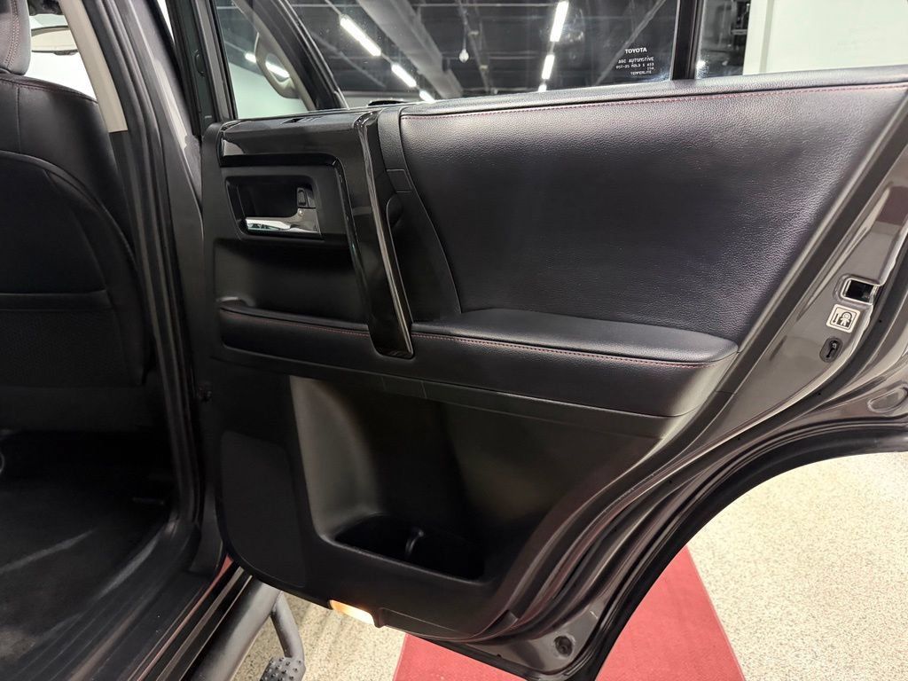 Used 2018 Toyota 4Runner TRD Off-Road Premium AWD/4WD image 32